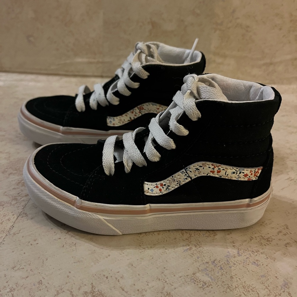 Vans- Kids Black and White High-Top Sneakers